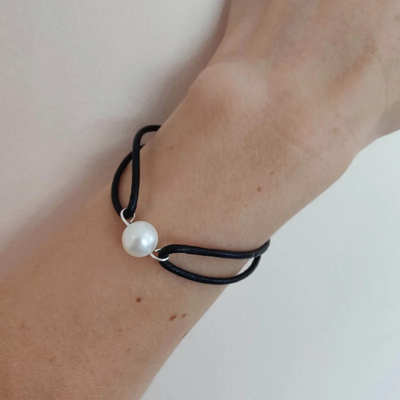 women charm bracelets -Leather Bracelet with Freshwater Pearl - Color Black